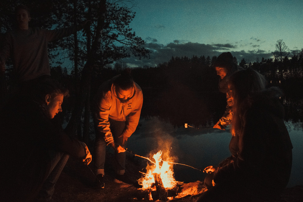 キャンプやグランピングで注意すべき焚き火の服装選びとは？