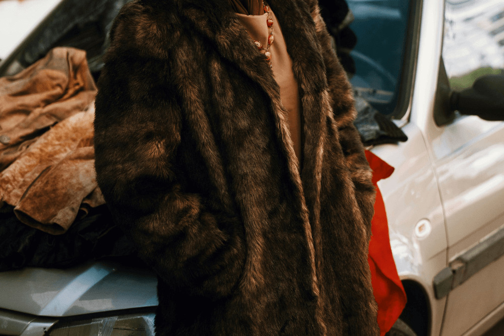 ファーの大きな分類：リアルファーとフェイクファーの違い
